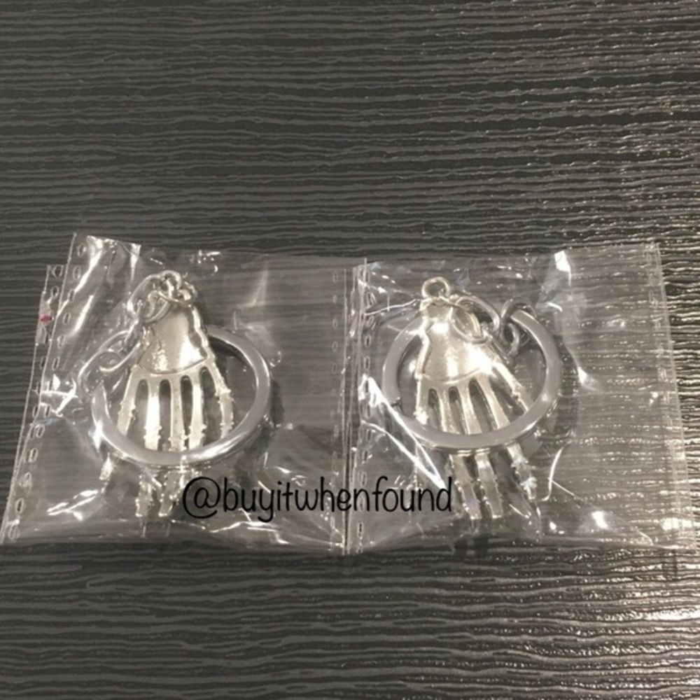 Skeleton Hand Gothic Skull Keychains - Picture 4 of 10